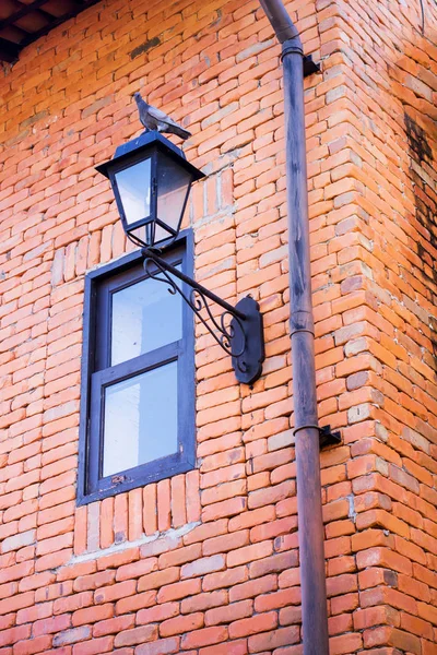 Классическая чугунная лампа на кирпичной стене — стоковое фото