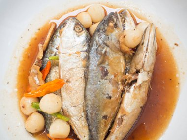 Haşlanmış uskumru Tay geleneksel yiyecek tatlı soslu balık