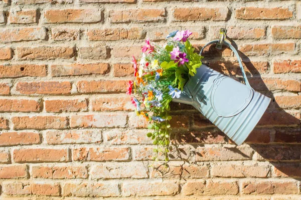 Květináč závěsný na cihlovou zeď — Stock fotografie