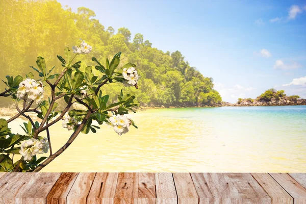 Summer beach concept with sea and blue sky — Stock Photo, Image