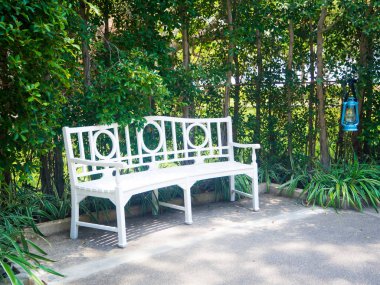 Bahçe beyaz bir vintage tezgah