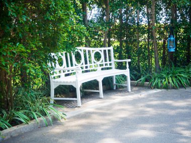 Bahçe beyaz bir vintage tezgah