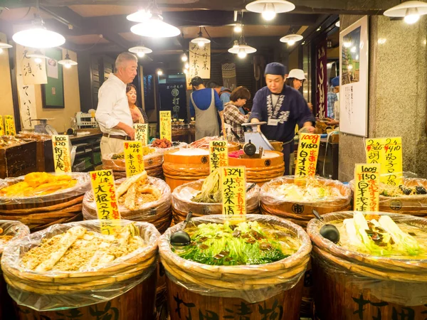 Różnych żywności na rynku Nishiki — Zdjęcie stockowe