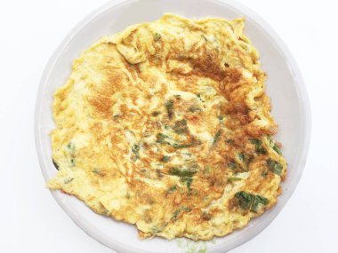 Tay omlet (kızarmış yumurta) çanak ve beyaz arka plan üzerinde