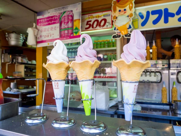 Japonés suave crema la dulce venta en Osaka castillo parque — Foto de Stock