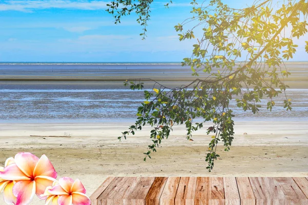 Zand en blauwe hemel op het strand in Thailand — Stockfoto