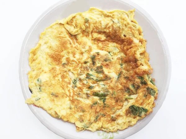 Tay omlet (kızarmış yumurta) çanak ve beyaz arka plan üzerinde