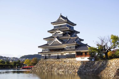 Matsumoto Kalesi, onun siyah dış nedeniyle 