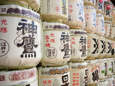 Minatogawa Tapınak, Kobe, Japonya Japon alkol (iyiliği) yığını