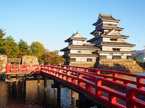 Matsumoto Castle, jeden z Japonia 's premier zabytkowych zamków, znany jako "Crow zamek" z powodu jego czarny zewnętrzny. — Zdjęcie stockowe