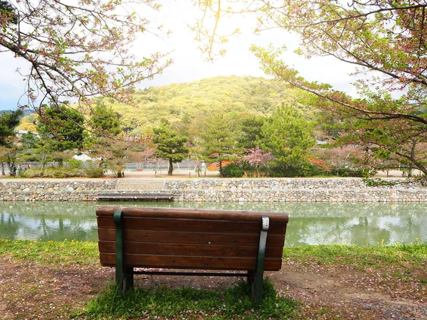 Parc de détente près de la rivière Uji au printemps, Kyoto, Japon — Photo