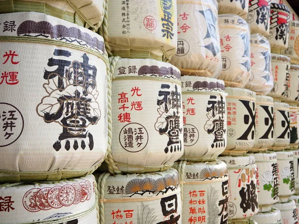 Pila de alcohol japonés (sake) en el santuario de Minatogawa, Kobe, Japón — Foto de Stock