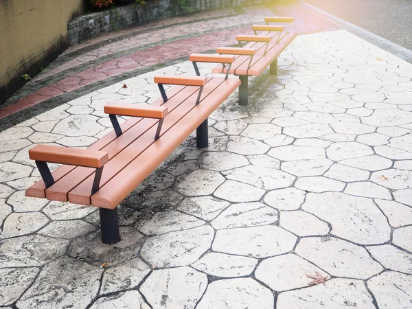 Dřevěná lavička vedle ulice nedaleko autobusové zastávky v Kjótu, Japonsko — Stock fotografie