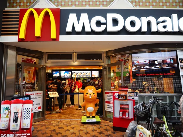 Geyik maskotu ile McDonald Restoran Higashimuki alışveriş sokakta Nara, Japonya — Stok fotoğraf