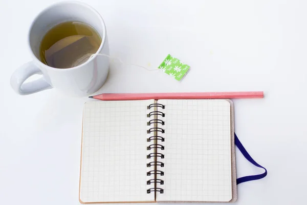 Tiempo de trabajo con té verde caliente y portátil —  Fotos de Stock