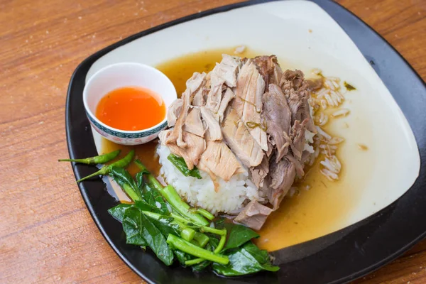 Тушеная свиная нога на рисе Тайская еда на блюде — стоковое фото