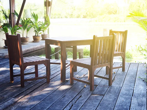 Stół z drewna w ogrodzie ze światłem — Zdjęcie stockowe