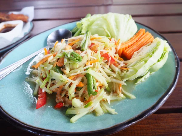 Ensalada picante de papaya tailandesa en el restaurante — Foto de Stock