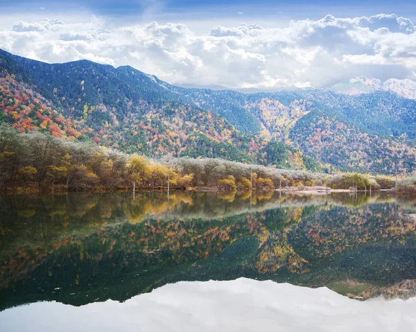 Landscape of mountain view and lake at Kamikochi, Nagano, Japan — Stock Photo, Image