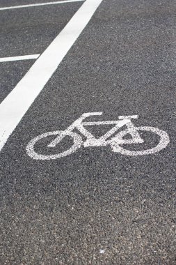 Yoldaki bisiklet tabelası 