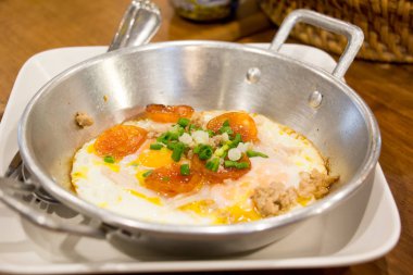 Tavada yumurta kahvaltı için Vietnamca gıda tarzı