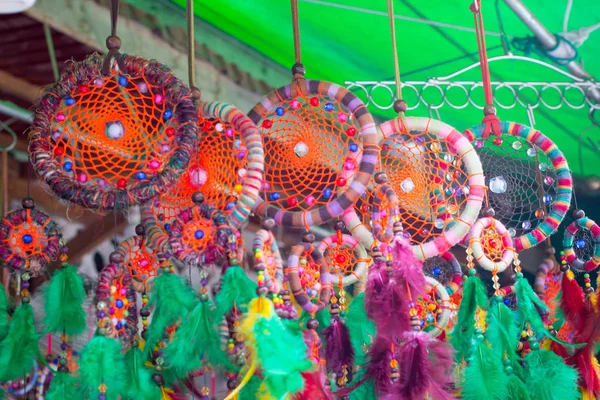 Rüya yakalayıcı piyasada satan, renkli 