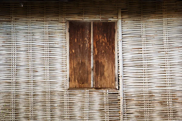 Ventana de madera en el cemento y el bambú fondo de pantalla de madera — Foto de Stock