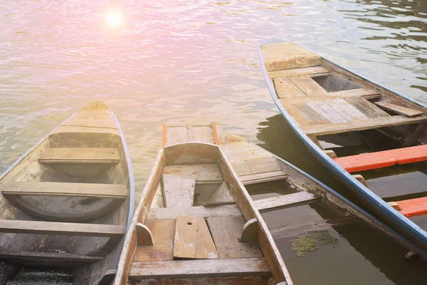 Дерев'яні човни в річковому транспорті в селі біля каналу — стокове фото