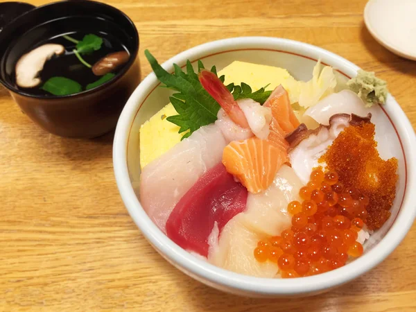 Peşte crud japonez numit "sashimi" castron de orez — Fotografie, imagine de stoc