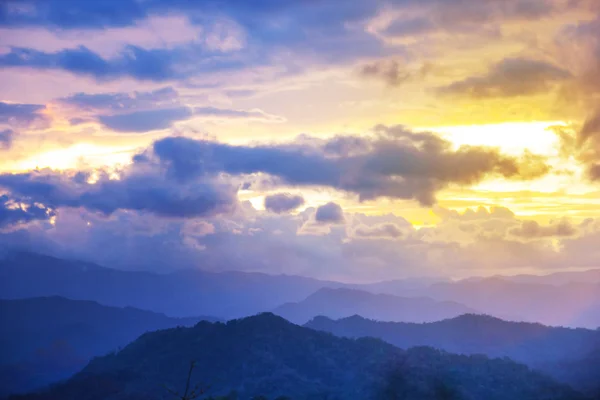 Résumé fond doux et flou de coucher de soleil et vue sur la montagne — Photo