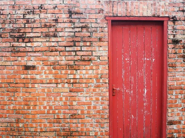 Porta vermelha vintage na parede de tijolo — Fotografia de Stock