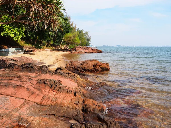 Peyzaj taş ve deniz Beach Chanthaburi, Tayland — Stok fotoğraf