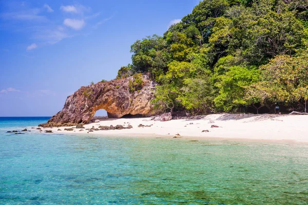 Tarutao 国立公園 タイのサトゥーンで明らかに海と青空と夏のビーチ 夏の背景を使用 — ストック写真
