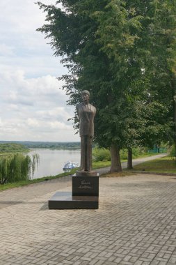 Tarusa, Kaluga Bölgesi, Rusya. 08 Ağustos 2019: Tarusa 'da Bella Akhmadulina Anıtı.