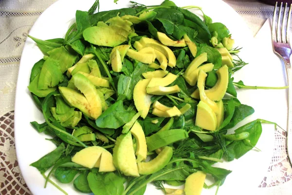 Vegansk Mat Sallad Grönska Färska Grönsaker Avokado Arugula Spenat Närbild — Stockfoto