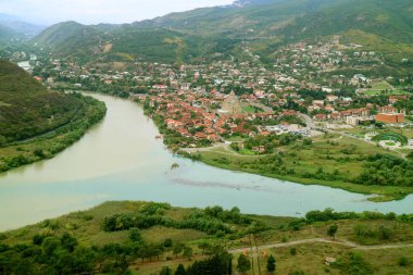 Mtkvari Nehri, Aragvi Nehri ile Jvari Manastırı, Mtskheta, Gürcistan 'da görüldüğü gibi Svetitskhoveli Katedrali ile kesişir.