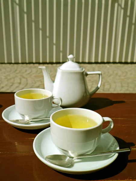 Vertikales Bild Eines Teeservice Auf Dem Tisch Bei Sitzgelegenheiten Freien — Stockfoto