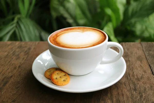Filiżanka Kawy Cappuccino Herbatnikami Serwowane Drewnianym Stole Ogrodzie — Zdjęcie stockowe