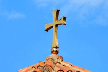 Gürcistan Ortodoks Kilisesi 'nin Altın Haçı Mavi Gökyüzüne Karşı