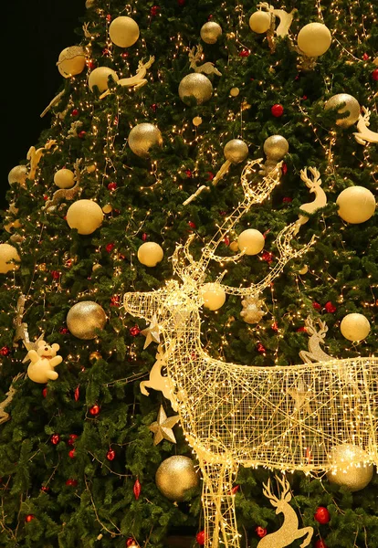 Illuminated Led String Gold Reindeer Big Christmas Tree Backdrop — Stockfoto