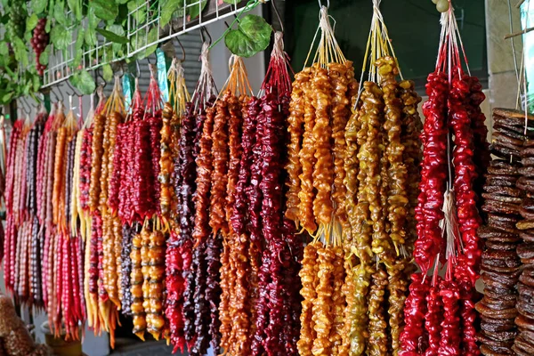 Farbenfrohe Traditionelle Georgische Süßigkeiten Namens Churchkhela Schön Geschäft Ausgestellt — Stockfoto