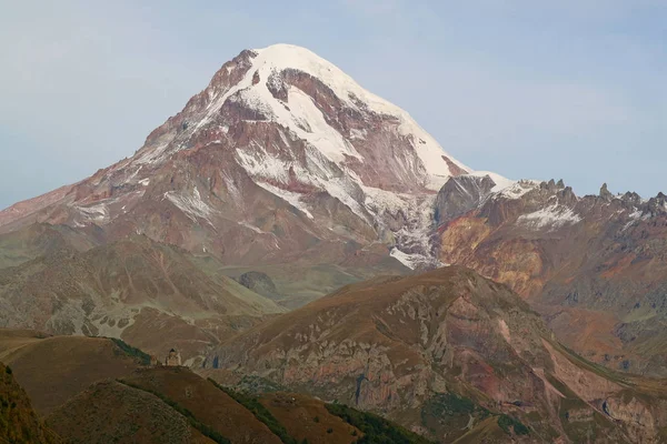 Monte Kazbek Com Famosa Igreja Trindade Gergeti Primeiro Plano Vista — Fotografia de Stock