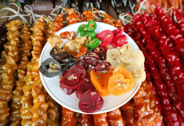 Traditionelle Georgische Süßigkeiten Churchkhela Oder Churchela Genannt Kerzenförmige Traubensaftbonbons Mit — Stockfoto