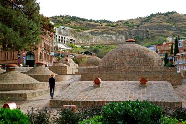 Gürcistan 'ın Eski Tiflis' inde Ortaçağ Sülfür Hamamlarını Keşfeden Kadın