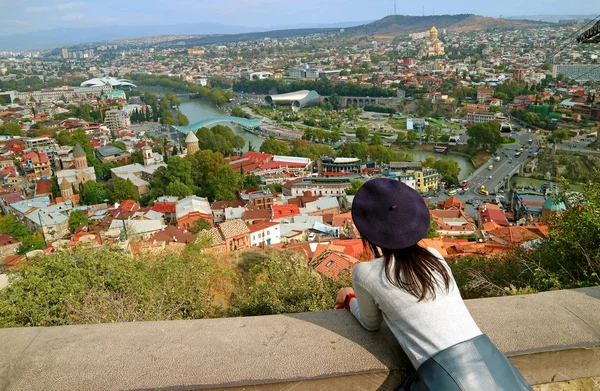 Kobieta Ciesz Się Widokiem Lotu Ptaka Tbilisi Starożytnej Twierdzy Narikala — Zdjęcie stockowe