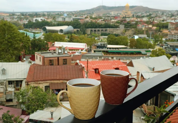Para Kubków Gorącej Kawy Balkonie Widokiem Lotu Ptaka Tle Gruzja — Zdjęcie stockowe