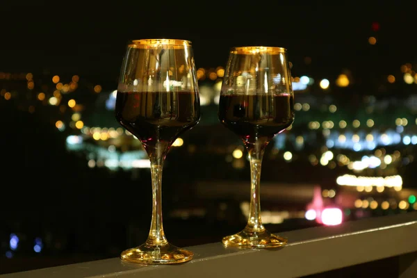 Dois Copos Vinho Varanda Com Vista Turva Noite Cidade Fundo — Fotografia de Stock