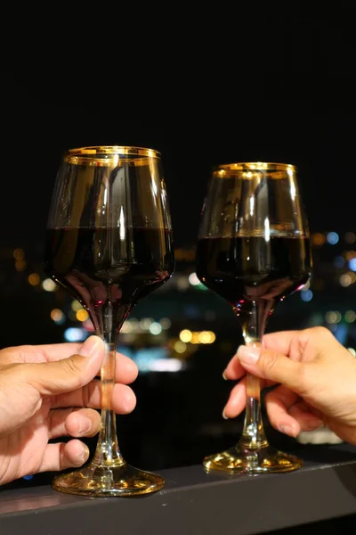 Copos Vinho Mãos Casal Feliz Com Vista Noturna Fundo — Fotografia de Stock