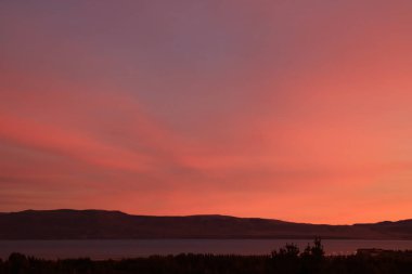 Arjantin Gölü, El Calafate, Patagonya, Arjantin üzerinde güzel pembe ve mor akşam gökyüzü