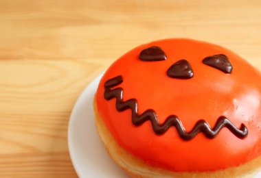 Jack O Lantern 'in yakın çekimi Cadılar Bayramı Donutu Tahta Masa' da servis edildi